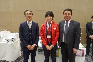 左から、高橋社長・水野さん・伊藤本部長。私は右端に半分います